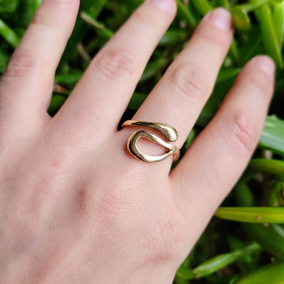New Dainty Gold Geometric Modern Ring Band - Picture 7 of 9